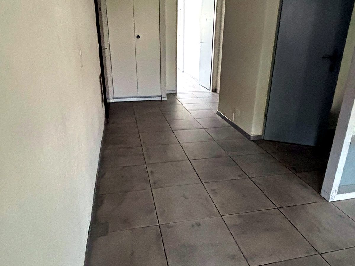 Entrée et couloir — sols impeccables