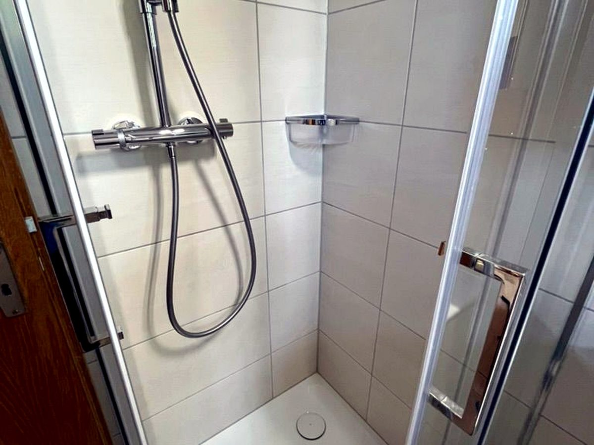 Salle de bain et douche remises à neuf